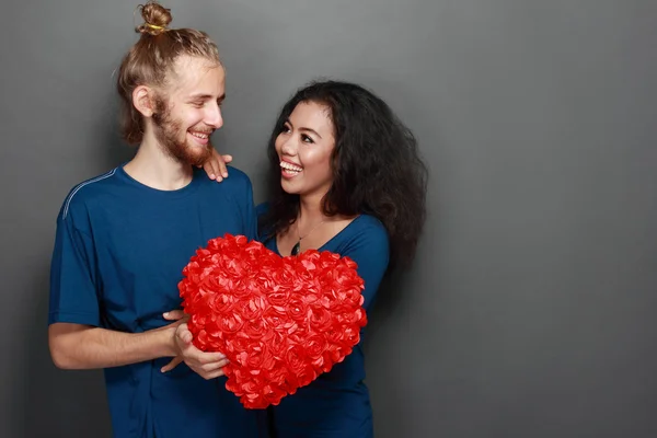 Glad interracial unga par — Stockfoto