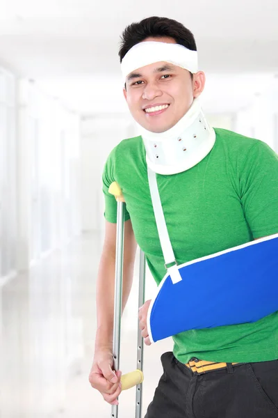 Injured young man keep smile — Stock Photo, Image