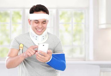 genç adam bak mutlu oyun smartphone yaralı