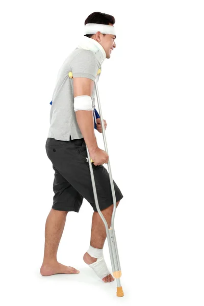 Koltuk değneği üzerinde kırık bacak ile genç adam — Stok fotoğraf