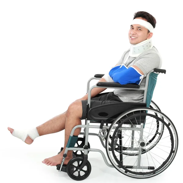 Jeune homme blessé en fauteuil roulant — Photo