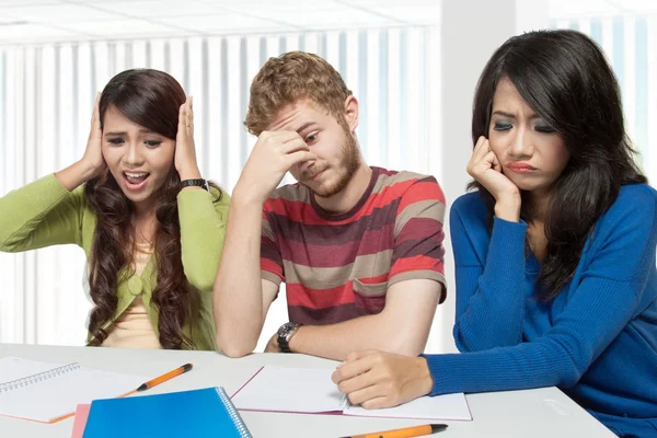 Stress unga studenter — Stockfoto