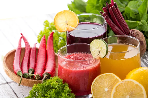 Rödbetor, citron och chili heathy juice — Stockfoto