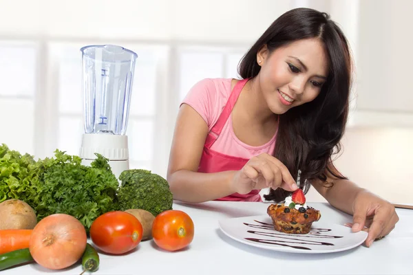 Portret van koken vrouw in keuken — Stockfoto