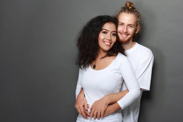 Glad interracial unga par — Stockfoto