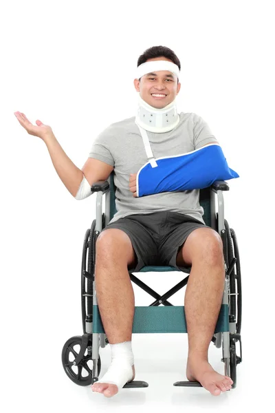 Jovem ferido em cadeira de rodas — Fotografia de Stock