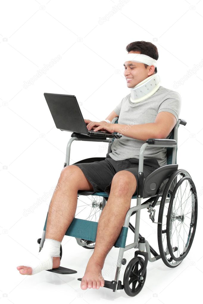 injured bussinessman work on his laptop