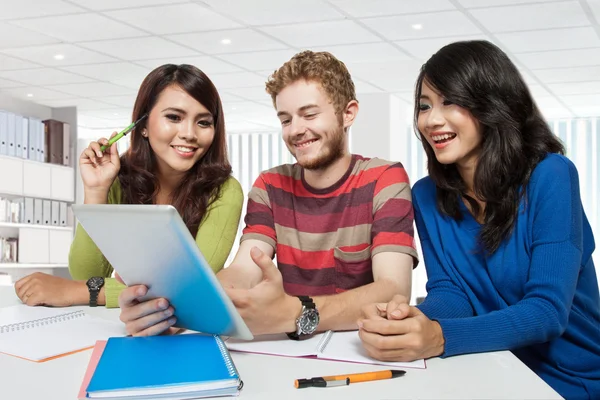 Grupa studentów różnorodności studia przy użyciu komputera typu tablet — Zdjęcie stockowe
