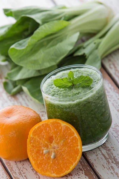 Bok choy chinesse cabbage and orange mix juice — Stock Photo, Image
