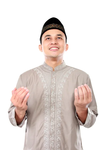 Junger muslimischer Mann betet zu Gott — Stockfoto