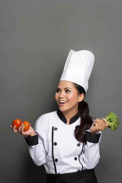 Ganska kvinnliga kock leker med broccoli — Stockfoto