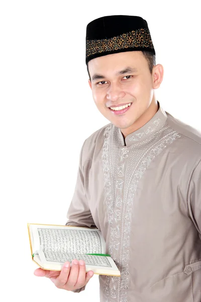 Jovem muçulmano segurando o Alcorão — Fotografia de Stock