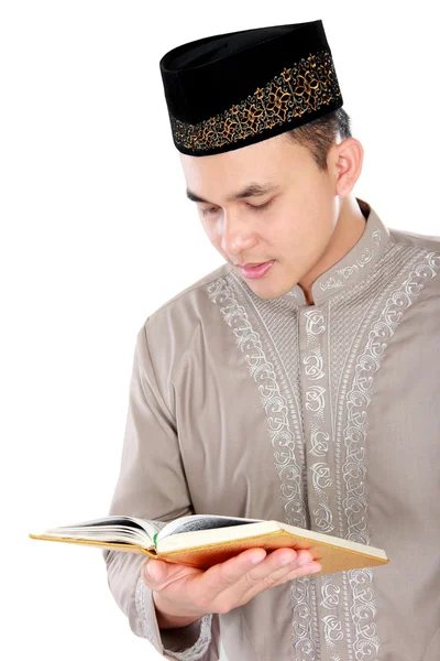 Young muslim man reading a Quran — Stock Photo, Image