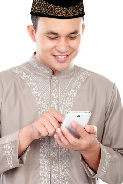 Pemuda muslim mengetik di smartphone-nya — Stok Foto