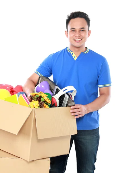 Joven con sus cosas dentro de la caja —  Fotos de Stock