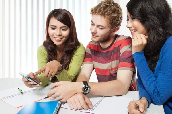 Internationell grupp av unga studenter — Stockfoto