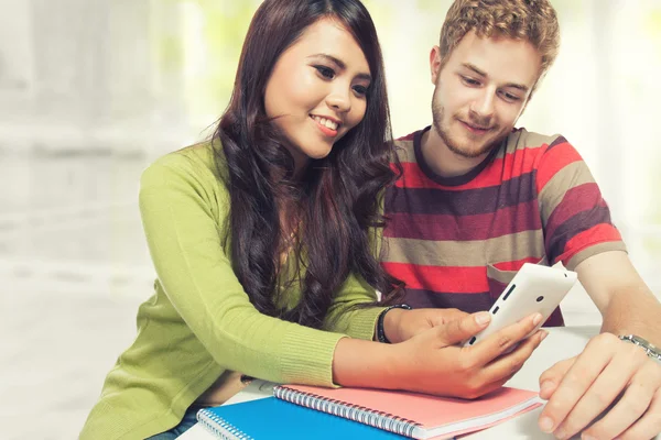 Jong (echt) paar multi-etnische studie samen — Stockfoto