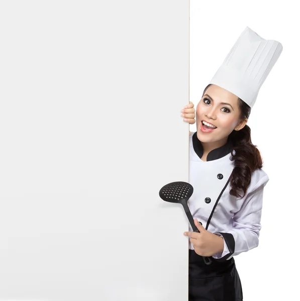 Jonge vrouw chef-kok presenteert — Stockfoto