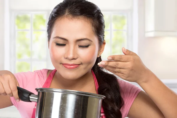 Ung Chef kvinna matlagning — Stockfoto