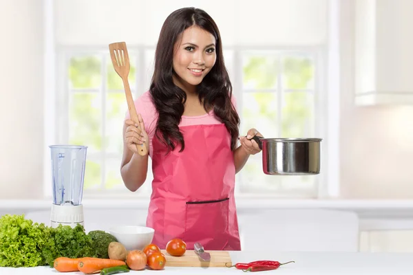 Mujer joven cocinando en la cocina — Foto de Stock