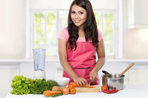 Jovem esposa cozinhar — Fotografia de Stock