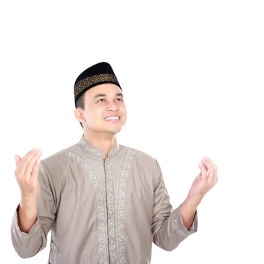 Genç Müslüman adam dua ediyor.