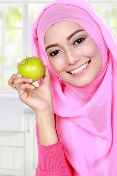 Ung muslimsk kvinna med ett äpple — Stockfoto