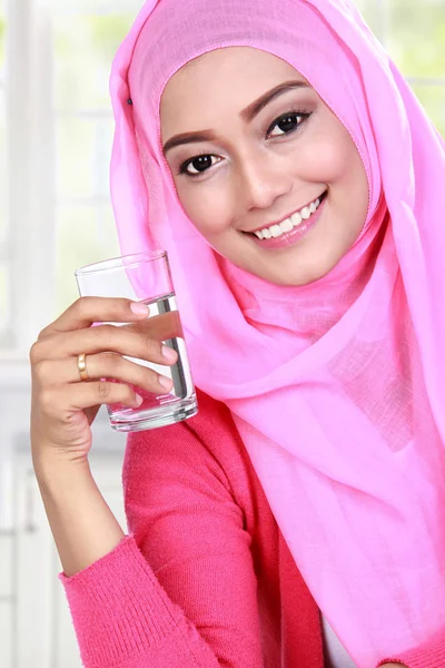 Piękna kobieta muzułmańska trzymając szklankę — Zdjęcie stockowe
