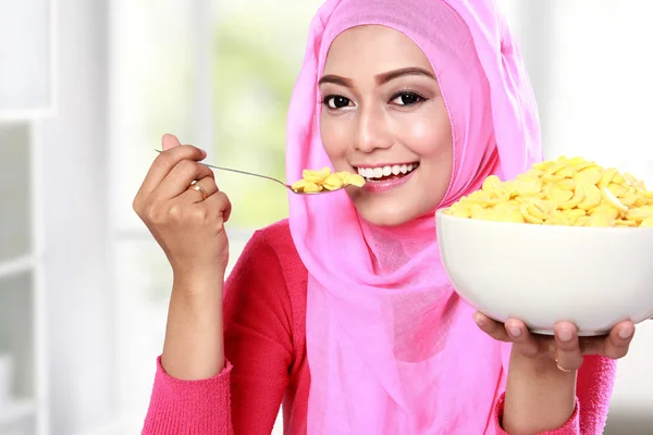 Jonge moslimvrouw eten granen — Stockfoto