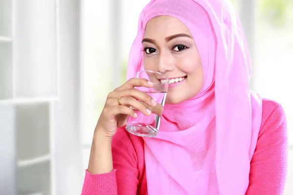 Jovem mulher muçulmana beber um copo de água — Fotografia de Stock