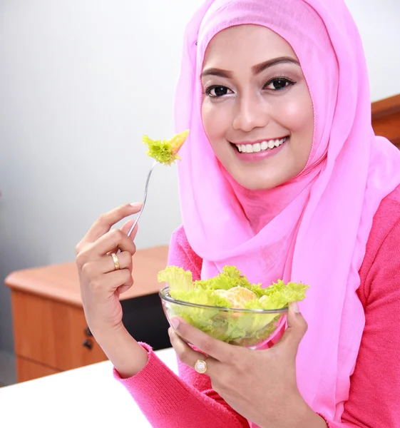 Jonge moslimvrouw eten gezond ontbijt — Stockfoto