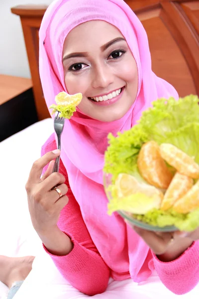Joven mujer musulmana mostrando frutas y verduras para el desayuno —  Fotos de Stock