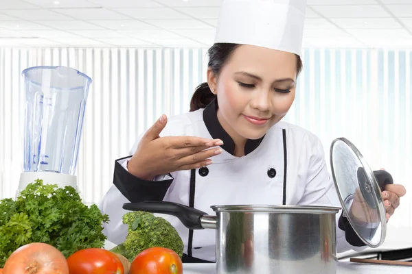 Chef joven mujer cocina — Foto de Stock