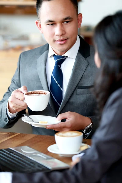 コーヒーを飲みながら商談会 — ストック写真