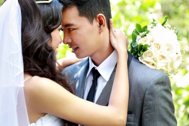 derin gelin gözlerinin içine bakarak damat