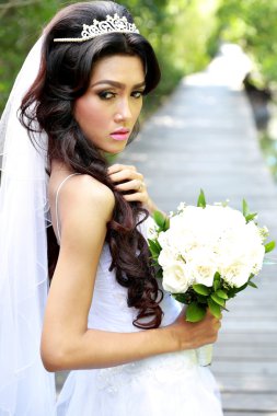 güzel genç gelin buketi holding