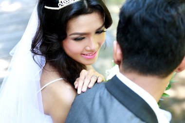 güzel gelin damat omzunu arıyorsunuz