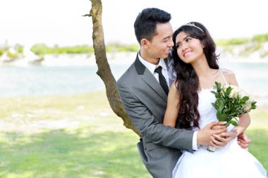 Gelin ve damat mutlu birlikte
