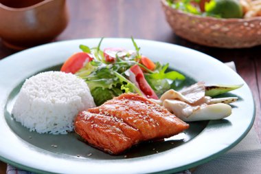 Somon teriyaki pilav ve salata ile servis