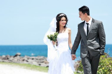 damat ve gelin yürüyüş deniz kıyısı el ele