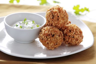 Kızarmış gevrek kabak ve beyaz peynir topları