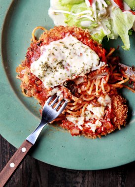 Spagetti ve salata ve tavuk