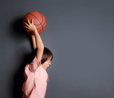 basket topu tutan çocuk
