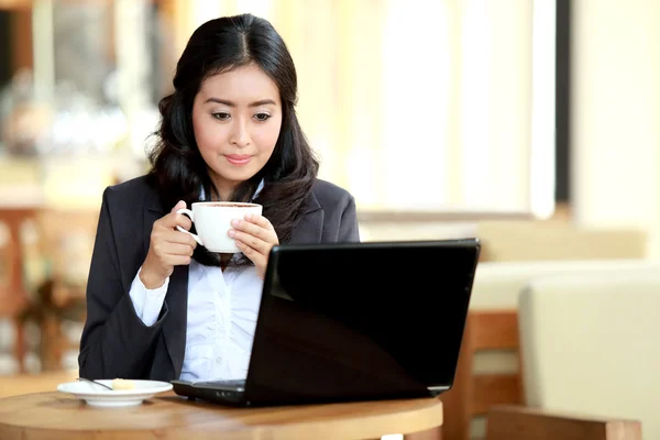 做她的工作，同时喝咖啡休息的女商人 — 图库照片