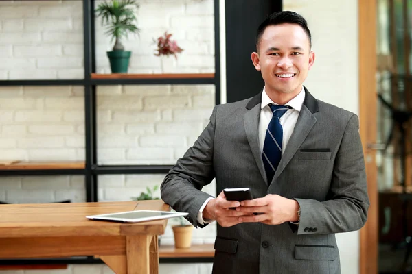 Young businessman waiting for meeting appointment at cafe — Stock Photo, Image