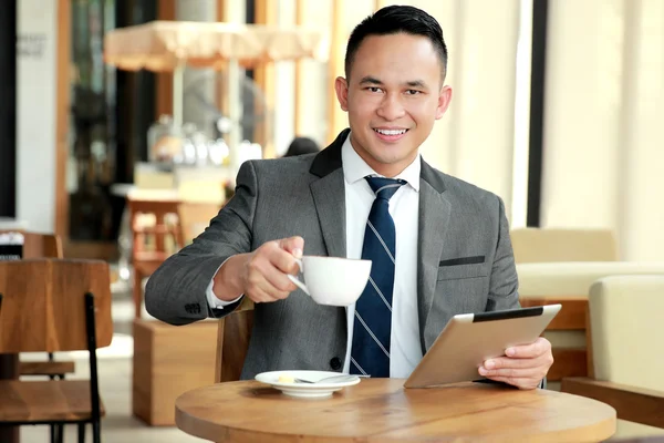 Affärsman tar en paus på kafé — Stockfoto