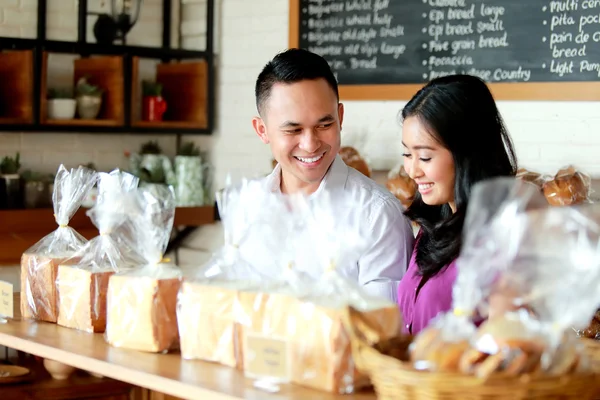 Jeune couple à la boulangerie — Photo