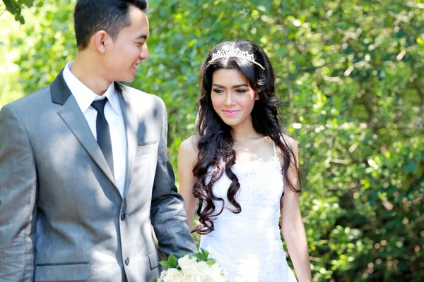 Novio y novia caminando por el bosque — Foto de Stock