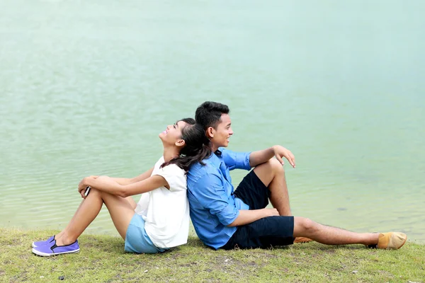 Jovem casal se sentir relaxar em suas férias — Fotografia de Stock