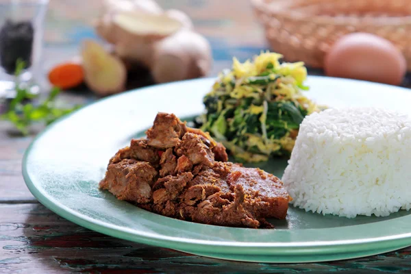 Rendang de carne servida com urap e arroz — Fotografia de Stock